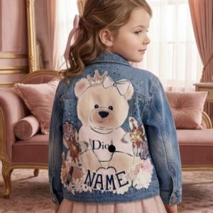 Image décor ourson luxury  “Vestes en Jean Personnalisées & Féeriques pour Enfants – Cadeaux Uniques pour Noël et Anniversaires