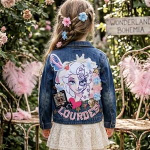 Image décor miroir, princesse de glace  “Vestes en Jean Personnalisées & Féeriques pour Enfants – Cadeaux Uniques pour Noël et Anniversaires 