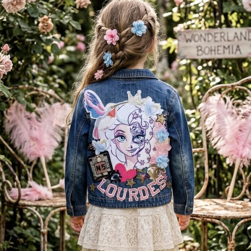 décor miroir, princesse de glace  “Vestes en Jean Personnalisées & Féeriques pour Enfants – Cadeaux Uniques pour Noël et Anniversaires 
