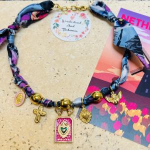 Image Collier pop exvotos Collier Fait Main – Cadeau Poétique et Unique pour Noël ou Anniversaire