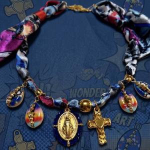 Image Le Collier Madone Pop : Unicité et Audace Colorée