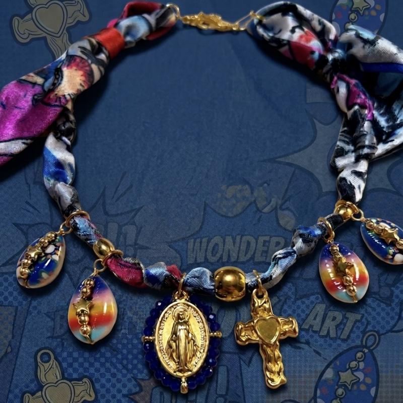 Le Collier Madone Pop : Unicité et Audace Colorée