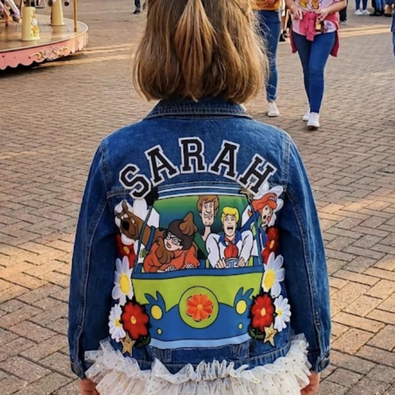 veste en jean Scooby, car “Vestes en Jean Personnalisées & Féeriques pour Enfants – Cadeaux Uniques pour Noël et Anniversaires