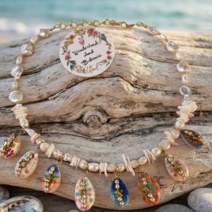 Image Collier Bohême Coquillages et Perles d'Eau Douce, Ras de Cou Plage Doré, Bijou de Créateur Wonderland And Bohemia, Cadeau Été
