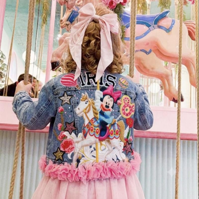 décor Minnie Fantaisie “Vestes en Jean Personnalisées & Féeriques pour Enfants – Cadeaux Uniques pour Noël et Anniversaires