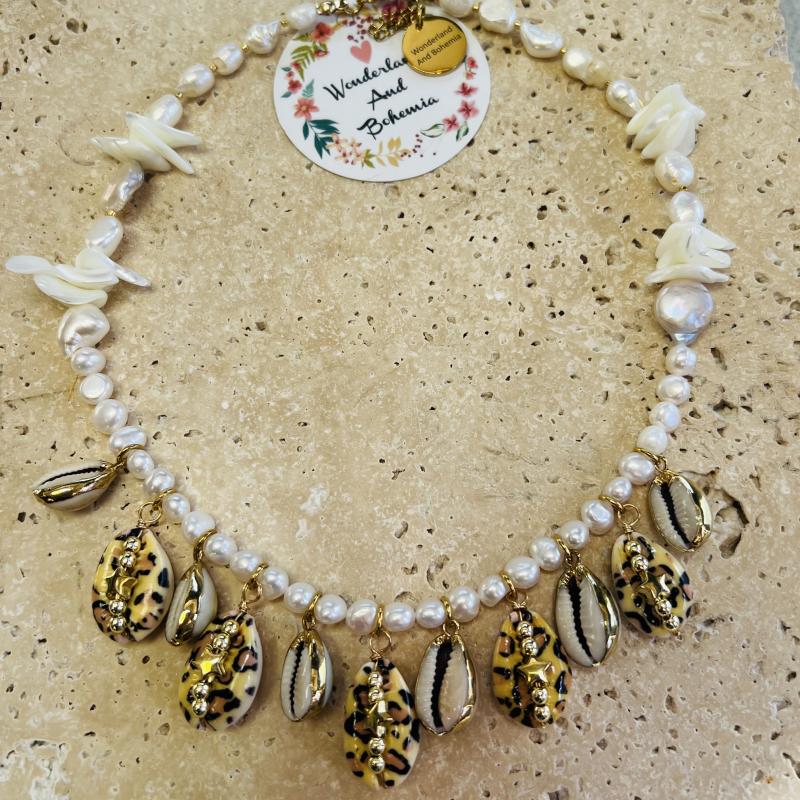 Collier “Zanzibar Dream” – Perles d’eau douce & coquillages dorés