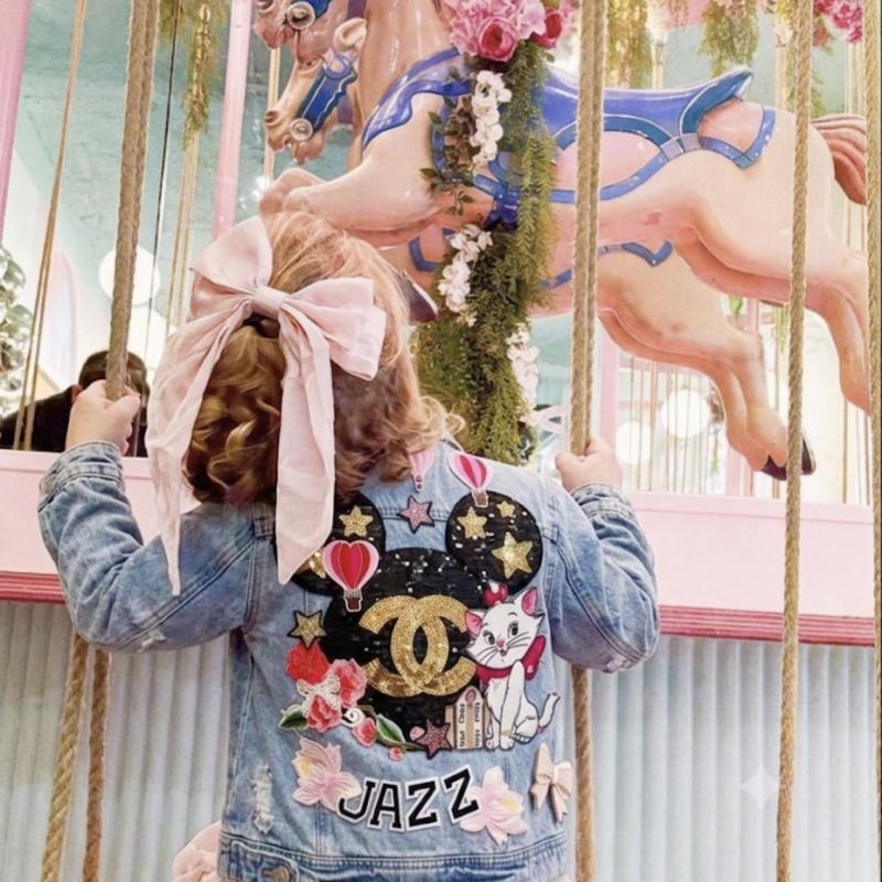décor cat luxe , 	veste en jean personnalisée enfant,cadeau original enfant Noël,idée cadeau anniversaire enfant, vêtement enfant inspiré personnages féeriques